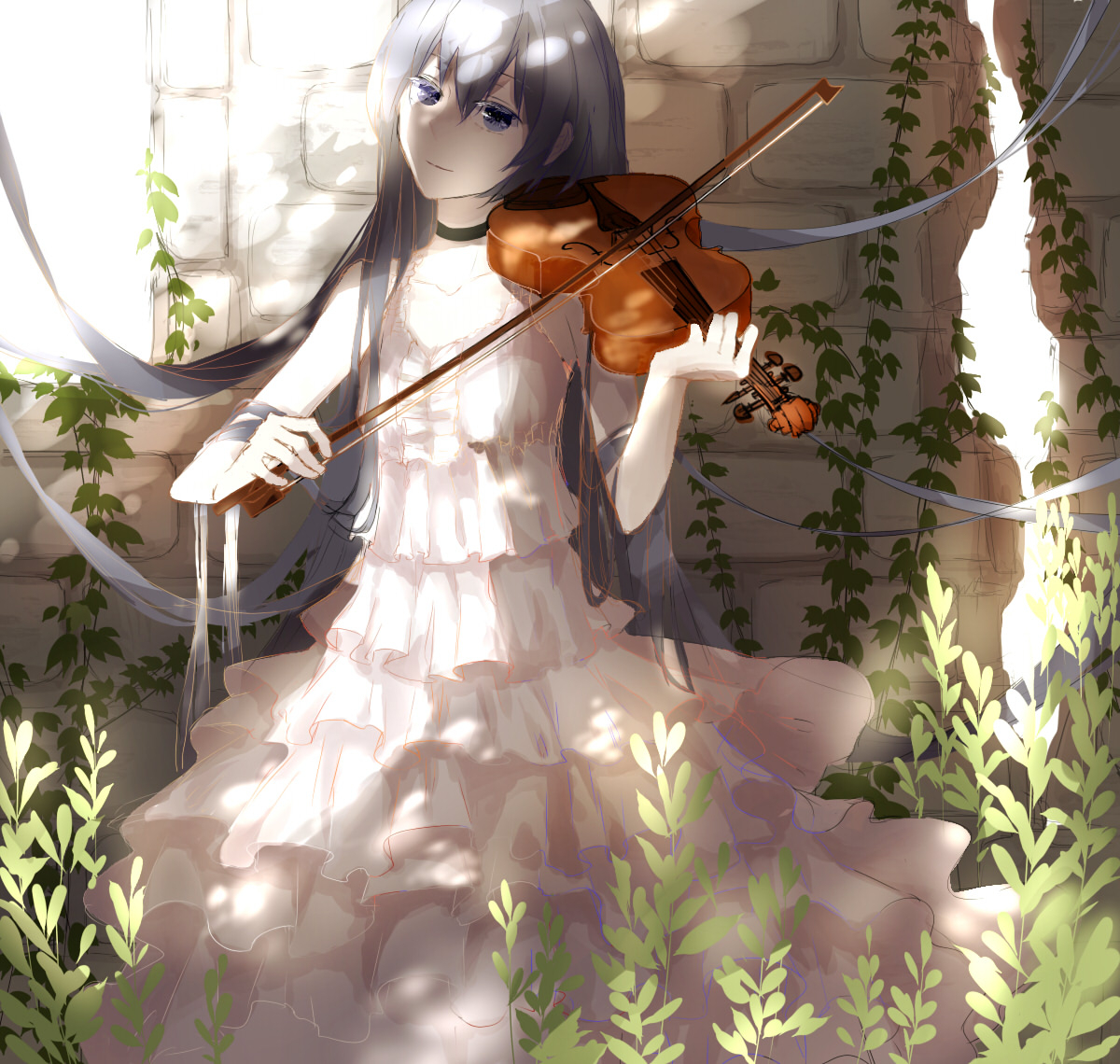 Девушка в белом платье со скрипкой