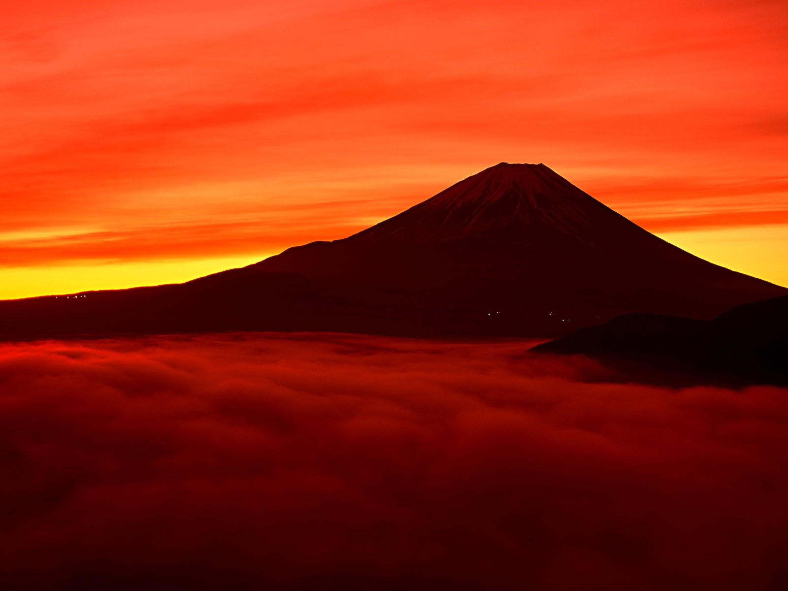 Вулкан Фудзияма на закате