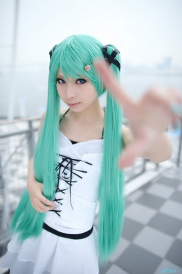 Hatsune Miku white dress by Kanda Midori 005
 Hatsune Miku vocaloid cosplay