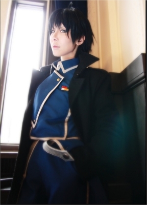 Roy Mustang by Hanada Jukki 
fullmetal alchemist roy mustang anime cosplay     