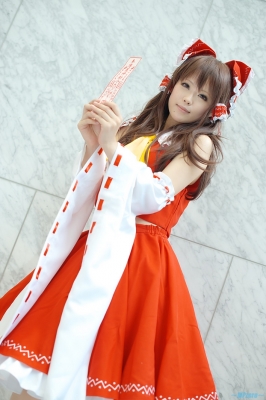 hakurei reimu by aizawa kaneko
touhou cosplay pictures  