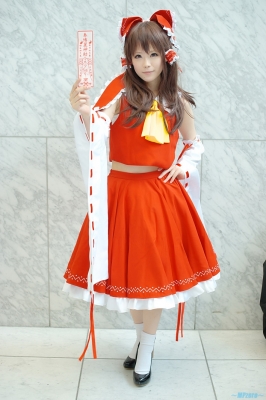 hakurei reimu by aizawa kaneko
touhou cosplay pictures  