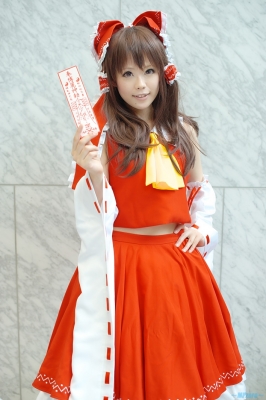 hakurei reimu by aizawa kaneko
touhou cosplay pictures  