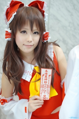 hakurei reimu by aizawa kaneko
touhou cosplay pictures  