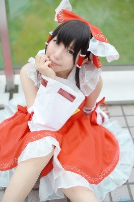 hakurei reimu by amatsuka miyu
touhou cosplay pictures  