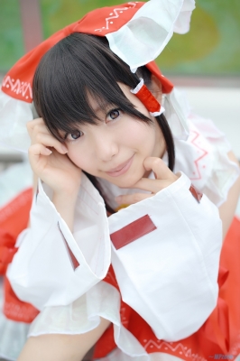 hakurei reimu by amatsuka miyu
touhou cosplay pictures  