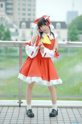 hakurei reimu by amatsuka miyu
touhou cosplay pictures  