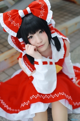 hakurei reimu by ema
touhou cosplay pictures  