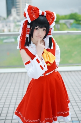 hakurei reimu by ema
touhou cosplay pictures  