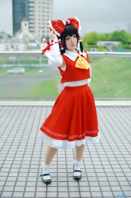 hakurei reimu by ema
touhou cosplay pictures  