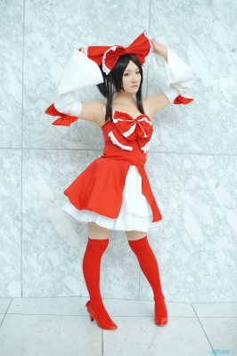 hakurei reimu by kishigami hana
touhou cosplay pictures  