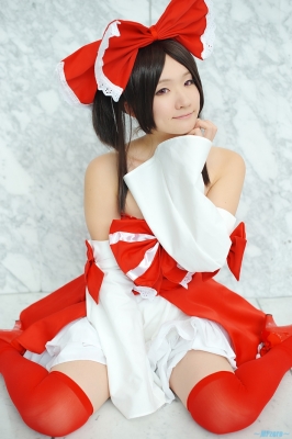 hakurei reimu by kishigami hana
touhou cosplay pictures  