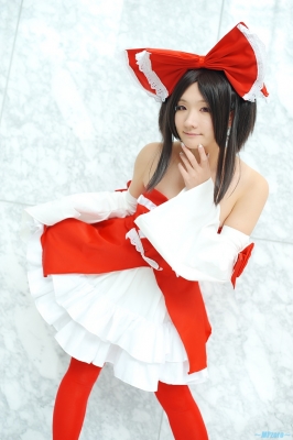 hakurei reimu by kishigami hana
touhou cosplay pictures  