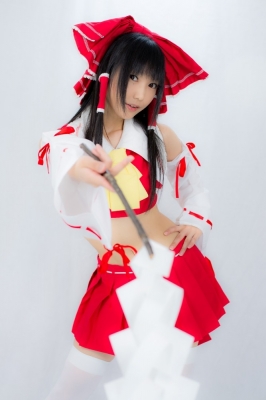 hakurei reimu by lenfried
touhou cosplay pictures  