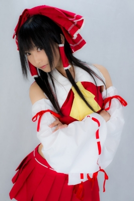 hakurei reimu by lenfried
touhou cosplay pictures  