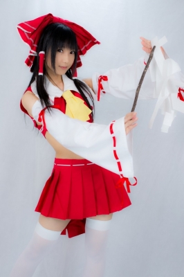 hakurei reimu by lenfried
touhou cosplay pictures  