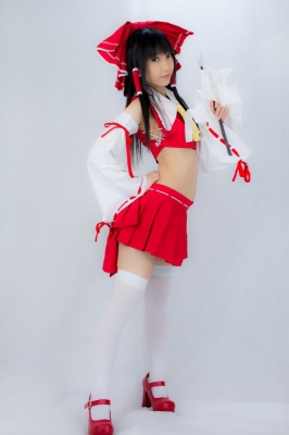 hakurei reimu by lenfried
touhou cosplay pictures  