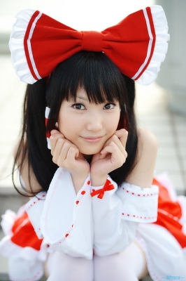 hakurei reimu by lenfried
touhou cosplay pictures  