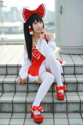 hakurei reimu by lenfried
touhou cosplay pictures  