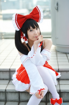 hakurei reimu by lenfried
touhou cosplay pictures  