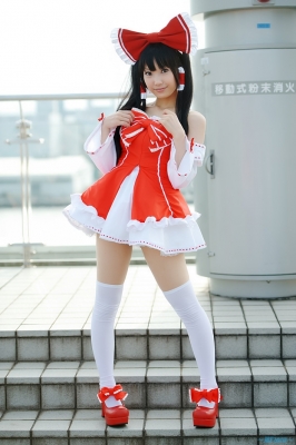 hakurei reimu by lenfried
touhou cosplay pictures  