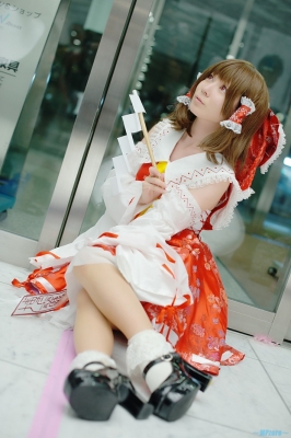 hakurei reimu by maropapi
touhou cosplay pictures  