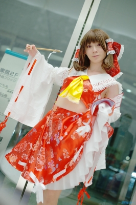 hakurei reimu by maropapi
touhou cosplay pictures  