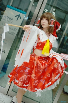 hakurei reimu by maropapi
touhou cosplay pictures  