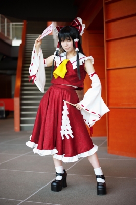 hakurei reimu by matsuko
touhou cosplay pictures  