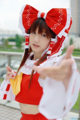 hakurei reimu by nagisa
touhou cosplay pictures  