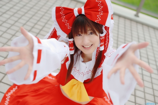 hakurei reimu by nagisa
touhou cosplay pictures  