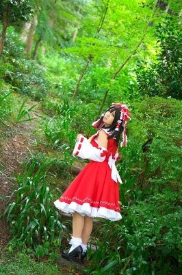 hakurei reimu by riyo
touhou cosplay pictures  