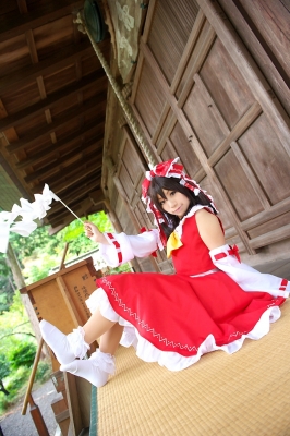 hakurei reimu by riyo
touhou cosplay pictures  