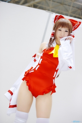 hakurei reimu by sakura chii
touhou cosplay pictures  