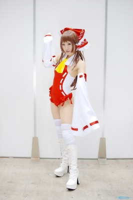 hakurei reimu by sakura chii
touhou cosplay pictures  