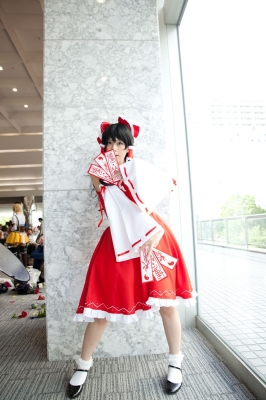 hakurei reimu by sakura chii
touhou cosplay pictures  