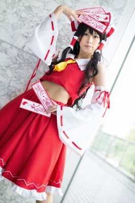 hakurei reimu by sakura chii
touhou cosplay pictures  