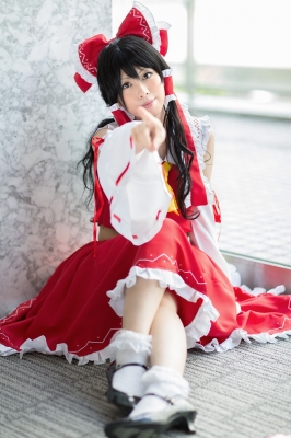 hakurei reimu by sakura chii
touhou cosplay pictures  