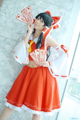 hakurei reimu by sakura chii
touhou cosplay pictures  