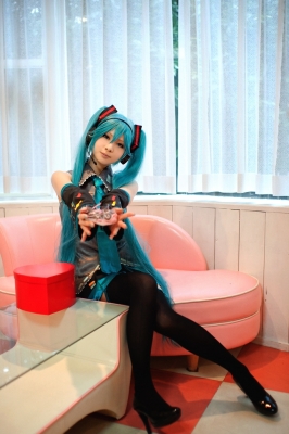 Mikus Valentine Day by Kanda Midori 007
 Hatsune Miku vocaloid cosplay