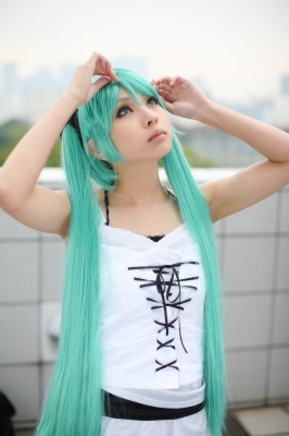 Hatsune Miku white dress by Kanda Midori 014
 Hatsune Miku vocaloid cosplay