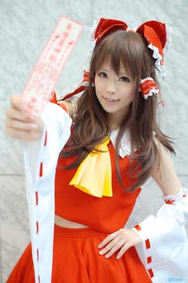 hakurei reimu by aizawa kaneko
touhou cosplay pictures  