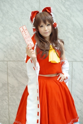 hakurei reimu by aizawa kaneko
touhou cosplay pictures  