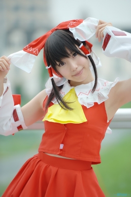 hakurei reimu by amatsuka miyu
touhou cosplay pictures  