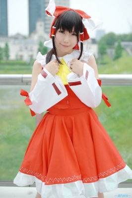 hakurei reimu by amatsuka miyu
touhou cosplay pictures  