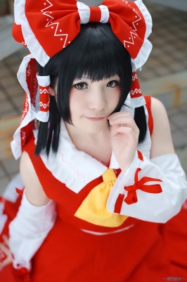 hakurei reimu by ema
touhou cosplay pictures  