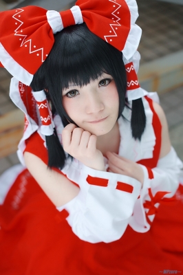 hakurei reimu by ema
touhou cosplay pictures  