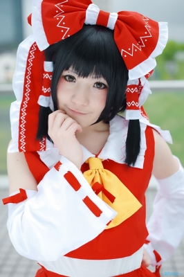 hakurei reimu by ema
touhou cosplay pictures  