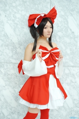 hakurei reimu by kishigami hana
touhou cosplay pictures  