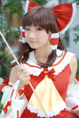 hakurei reimu by kishigami hana
touhou cosplay pictures  